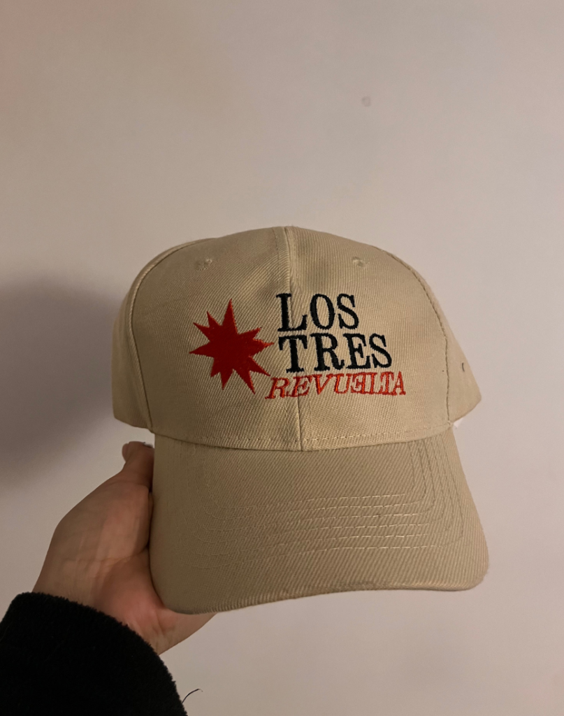 Gorro tipo jockey bordado personalizado — merch premiumde [Los Tres] — estampado de alta calidad