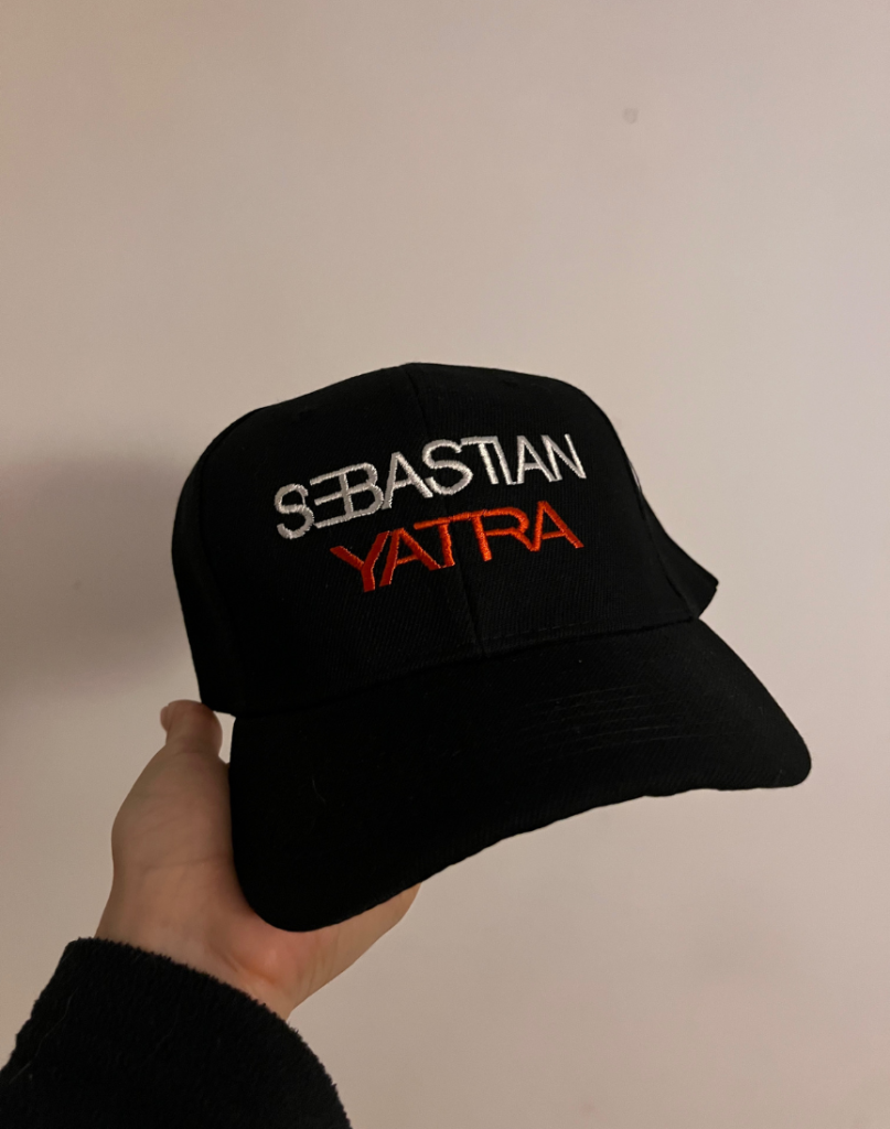 Gorro tipo jockey bordado personalizado — merch premium de [Sebastián Yatra] — estampado de alta calidad