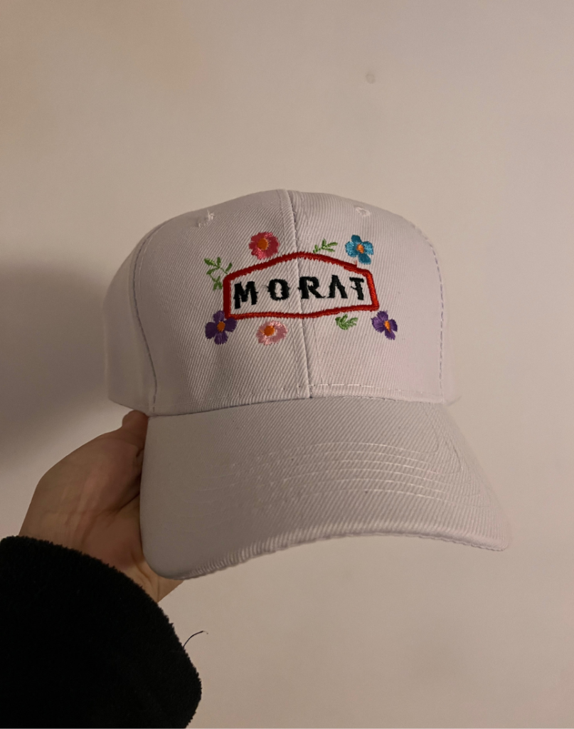 Gorro tipo jockey bordado personalizado — merch premium de [Morat] — estampado de alta calidad