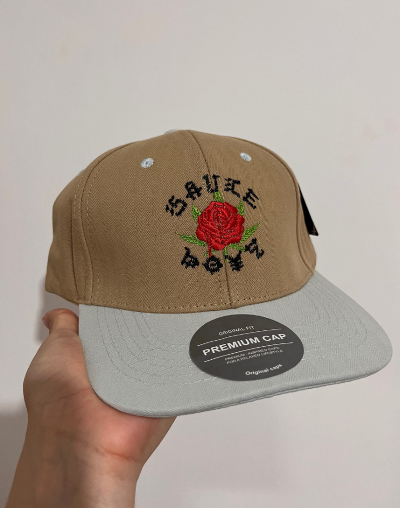 Gorro tipo jockey bordado personalizado — merch premium de [Eladio Carrión] — estampado de alta calidad