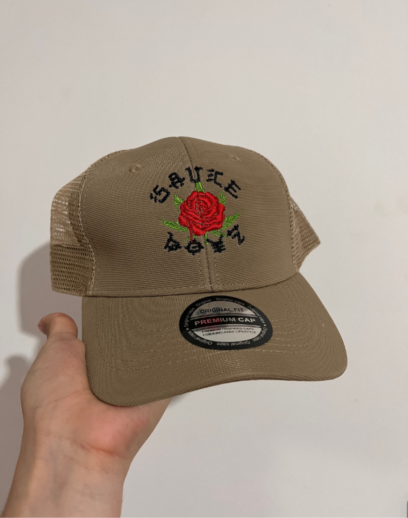 Gorro tipo jockey bordado personalizado — merch premium de [Eladio Carrión ] — estampado de alta calidad