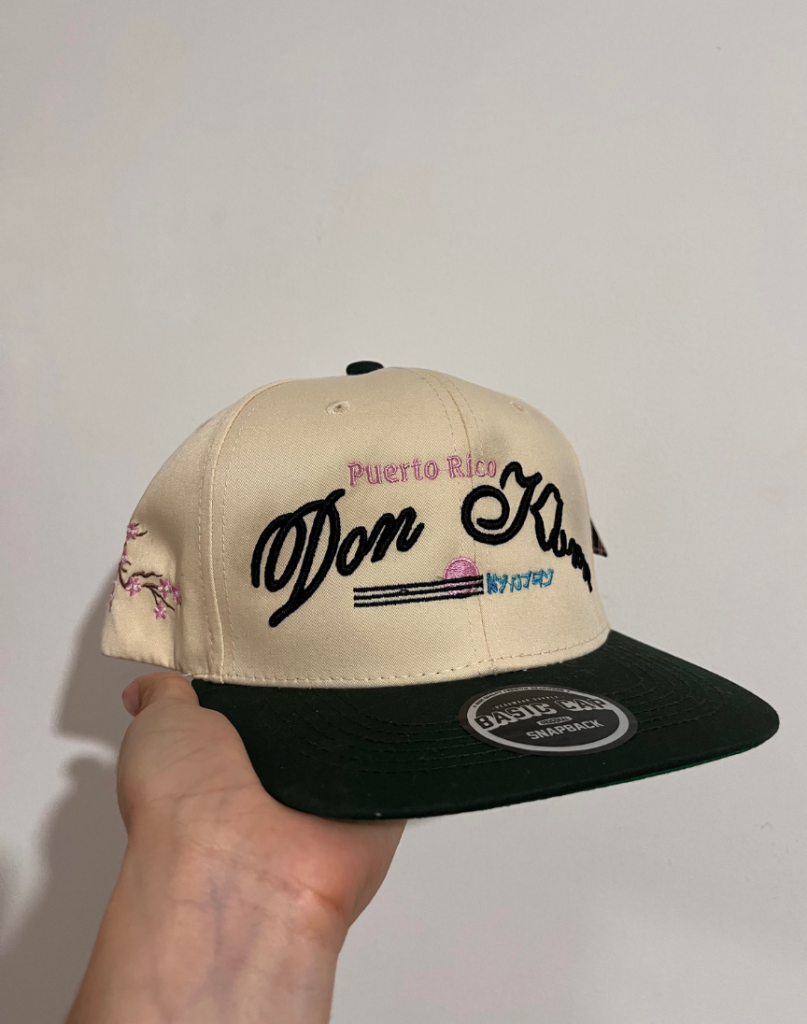 Gorro tipo jockey bordado personalizado — merch premium de [Eladio Carrión ] — estampado de alta calidad