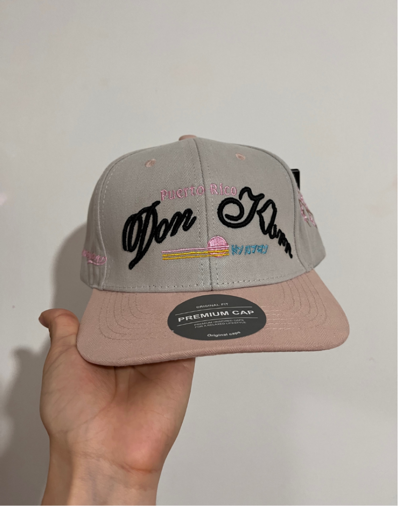 Gorro tipo jockey bordado personalizado — merch premium de [Eladio Carrión ] — estampado de alta calidad