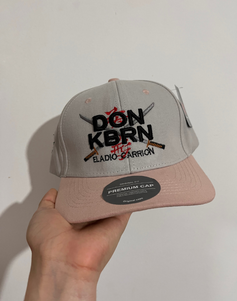 Gorro tipo jockey bordado personalizado — merch premium de [Eladio Carrión ] — estampado de alta calidad