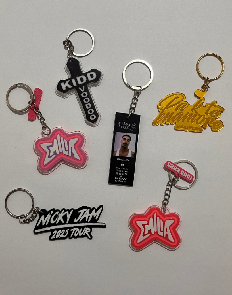 Merch oficial para evento — lanyards, llaveros y accesorios